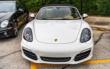 Chicago, Illinois - 29 Eylül 2024: Porsche Boxter 's üstü açık beyaz. Porsche Boxter 's White caddeye park etmiş..