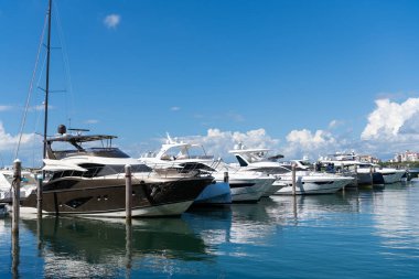 Yaz tatili. Lüks yat marinası. Lüks bir tekne. Marina, Miami Beach, Florida USA 'de. Yat teknesi Biscayne Körfezi 'ne yanaştı. Lüks yatı olan Miami Marina şehir merkezinde. Las Olas Bulvarı.