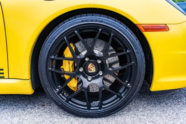 Chicago, Illinois - 29 Eylül 2024: Porsche 911 Carrera S sarı rengi. Porsche 911 Carrera S caddeye yakın tekere park etmiş.