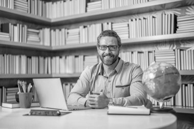 uzaktan eğitim. Öğretmen çevrimiçi uzaktan kumanda. uzak özel eğitim. Bilgi ve eğitim. Bilgisayarlı öğretmen. Öğretmen sanal sınıfla uzaktan eğitim yapıyor. Dijital dönüşüm.