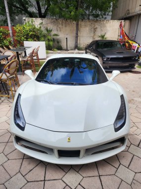 Miami Beach, Florida USA - 8 Haziran 2024: Ferrari 488 gtb örümcek beyazı Miami sahilinde. Ferrari lüks bir İtalyan markasıdır. ön görünüm