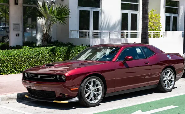 Miami Beach, Florida USA - 9 Haziran 2024 Dodge Challenger GT Miami Beach 'te. Dodge Challenger GT klasik Amerikan arabası. Kiraz kırmızısı Dodge Challenger GT