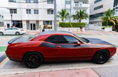 Miami Beach, Florida USA - 9 Haziran 2024 Dodge Challenger GT Miami Beach 'te. Dodge Challenger GT klasik Amerikan arabası. Turuncu ve siyah Dodge Challenger GT. yan görünüm