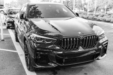 New York City, ABD - 10 Mayıs 2020 BMW X6 M yarışma SUV kırmızı renk, üst görünüm.