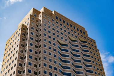 Şehir merkezinde gökdelenli. İş bölgesindeki ofis binası. Gökdelen mimarisi. İş gökdeleninde. Modern mimari bina. Şehirde gökdelen.