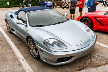 Chicago, Illinois - 29 Eylül 2024: Ferrari 360 Spider modena. Ferrari 360 Spider modena Gri sokağa park etmiş