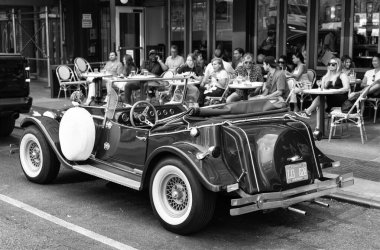 New York City, ABD - 30 Haziran 2023: Excalibur Serisi III phaeton sürücü yan dikiz penceresi park.
