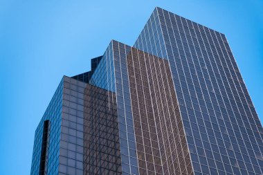 İş bölgesindeki ofis binası. Gökdelen mimarisi. Camdan yapılmış bir gökdelen. Modern cam bina. Şehirdeki gökdelen. Şehir merkezinde gökdelenli. Düşük açı.