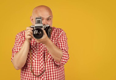 Sarı çekmecelerdeki retro fotoğraf makinesinin arkasındaki olgun adam..