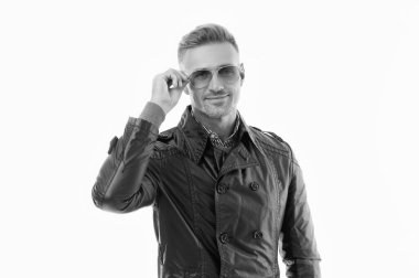 Beyaz arka planda izole edilmiş gözlüklü, beyaz saçlı yetişkin bir adam. Palto giymiş kır saçlı bir adam. Yetişkin, boz saçlı, havalı adam. Grimli adamın stüdyo çekimi.