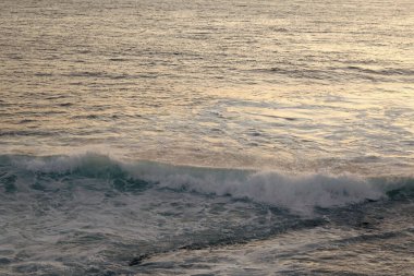 Dalgalı okyanus suyu ve kumlu sahilde dalgalar. Deniz manzarası doğası kavramı. Yaz tatili. Denizde su dalgaları.