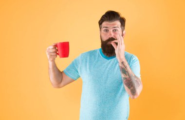 Sabahın tadını çıkarıyorum. Adam çay içiyor. Günaydın kahve. Su dengesi ve sağlık hizmetleri. Sakallı adam sabah rutinini sever. Bir yudum ilham. Vahşi hippi içeceği. Sıcak içecek kupası..