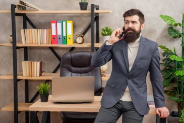 N 'aber? Ofiste ciddi bir yönetici konuşması. Cep telefonu konuşuyor. İşten arıyorlar. Mobil iletişim.