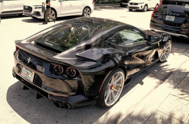 Miami Beach, Florida ABD - 15 Nisan 2021: siyah ferrari F12 Berlinetta supercar, köşedeki yüksek açı.