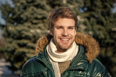 Kışlık ceketli mutlu adam. Kışın açık havada giyinen adam. Kışlık giysili şık bir adam. Tatillerde kışlık giysili adam.