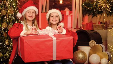 Noel Baba partisi. Mutlu yıllar. Çocuklar Noel arifesinde eğleniyorlar. Dev bir sürpriz. Kış maskeli balosu. Mutluluk ve neşe. Noel Baba ekibi. Kız arkadaşlar kız kardeşler Noel Baba kostümleri hediye aldı..