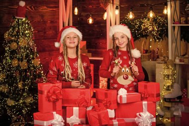 Mükemmel hediyeyi al. Samimi duygusal çocuklar. Boks günü. İyi tatiller. Çocuklar mutlu noel arifesi. Noel hediyesi konsepti. Kız arkadaşlar Noel 'i kutluyor. Tatilden önce alışveriş..