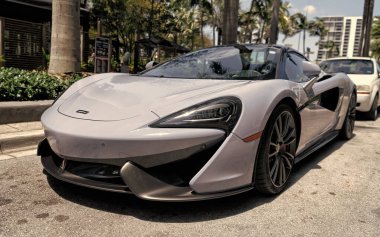 Miami Beach, Florida ABD - 15 Nisan 2021: beyaz Mclaren 570 üstü açılı spor araba, düşük açılı..