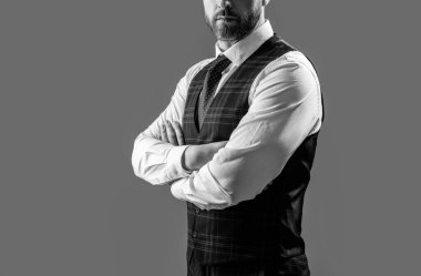 Formalite elbiseli adam, fotokopi odası. Gri arka planda resmi giyinen adam izole edilmiş. Stüdyoda resmi kıyafet giyen bir adam. Erkek fotoğrafı. Forma giy..