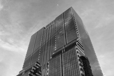 Şehir merkezinde gökdelenli bir şehir. İş yerindeki ofis binası. Gökdelen mimarisi. Camsı yüzlü bir gökdelen. Modern cam bina. Metropolis City 'de bir gökdelen. finans bölgesi.