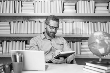 Okul eğitimi. Öğretmenim okulda. İspanyol öğretmenle eğitim. Milenyel öğretmenlik eğitimi. Sınıfta ders veren adam. Öğretmenler günü. Okula dönüyorum. Kitapçıda öğretmen. notlar al.