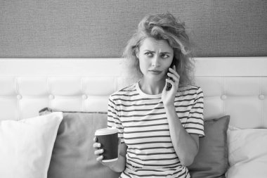 Kahveli mutsuz kadın telefonda konuşuyor. Evdeki kadın telefonda konuşuyor. Evdeki telefonda konuşan kadın..