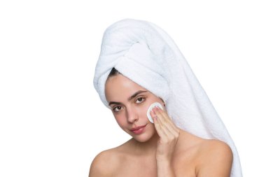 Cilt bakımı. Makyajı sil. Güzellik rutini. Havluyla yüz temizleyen kadın derisi. Pamuk yumağıyla deriyi temizliyor. Cilt kozmetolojisi. Kaplıcada güzellik günü. Kadın pamuk pedi kullanıyor. Temizleme rejimi.