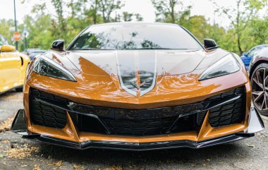 Chicago, Illinois - 29 Eylül 2024: Chevrolet Corvette Z06 LT turuncu renk. Chevrolet Corvette Z06 Yolda