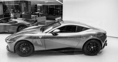 New York City, ABD - 09 Ağustos 2023: Ferrari Roma 2021 galeride spor araba, yan manzara.