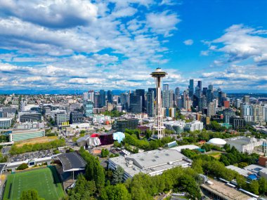 Seattle, Washington, USA- 25 Temmuz 2024: Space Needle gözlem kulesi ile Seattle 'ın havadan görüntüsü, Washington. Seattle şehir merkezi Modern Seattle bölgesi, ABD.