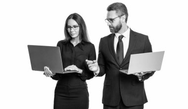 Uzaktan kumandalı çalışıyor. İş başarısı. Beyazlar üzerinde izole iş adamları. Çevrimiçi çalışan serbest çalışan biri. Online iş iletişimi. İşleri çeşitlendirdim. Ofisinde dizüstü bilgisayarı olan iş adamları.