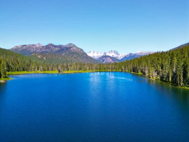 Doğa manzarası. Washington 'daki Cooper Gölü. Cooper Gölü 'nün popüler doğa yürüyüşü. Cooper gölü ve dağ manzarası. Cooper Gölü 'nün dağ ve orman manzarası. Açık hava fotoğrafçılığı.