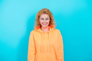 Kırmızı saçlı, mutlu kadın ya da kız, günlük tarz kapüşonlu, modaya uygun, mavi giyinmiş..