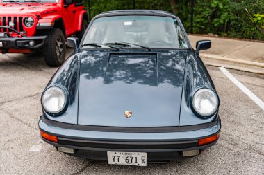 Chicago, Illinois - 29 Eylül, 2024 Porsche 911 Carrera Targa caddeye park etti. 1989 Porsche 911 Carrera Targa lüks spor antika araba