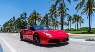 Miami Beach, Florida USA - 9 Haziran 2024: Ferrari 488 gtb örümcek Miami plajında kırmızı. Ferrari lüks bir İtalyan markasıdır. Ferrari 488 gtb kırmızı okyanus sürücüsü Miami plajı