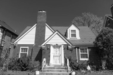 Konut mahallesindeki klasik yazlık ev. Mahalle mimarisi. Modern yazlık ev. Mahalledeki bir mülk. Açık alanda bir apartman. kira konutu.