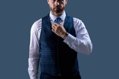 Gri kravatlı resmi takım elbise. Erkek giyim kuşamı. Bespoke takımı. Resmi erkek giyim konsepti. Formalite icabı iş adamı. Kesik manzaralı. Zarif terzilik yeleği giymiş bir iş adamı. Modern Takım.