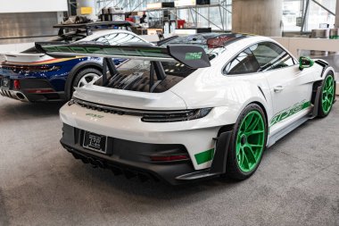 New York, ABD - 27 Mart 2024 Porsche 911 GT3 RS. Sportscar Porsche 911 GT3 RS. Lüks Porsche 911 GT3 RS spor araba New York Uluslararası Otomobil Fuarı, arka köşe görünümü.
