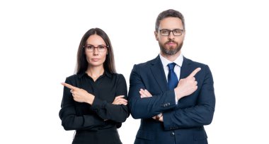 Başarılı ortaklık. İş ekibi başarısı. İş ortağı beyazla izole edilmiş. Takım elbiseli iki iş adamı. İş ekibi çalışması ve işbirliği. Ortaklık kavramı. Ortak takımı. işaret parmağı.