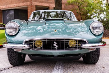 Chicago, Illinois - 29 Eylül 2024: F errari 500 Superfast Speziale 1965. Yeşil Ferrari 500 Süper hızlı Speziale 1965 ön görüntüde park edilmiş