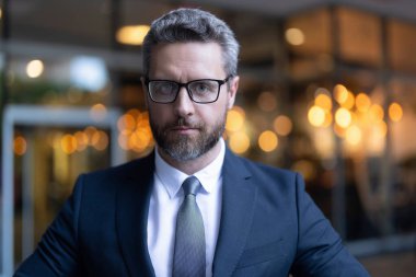 İş vizyonu ve başarı. Başarı vizyonu. Takım elbiseli başarılı lider iş adamı. İş adamı gözlüklü bak. İnsanoğlunun başarı vizyonu var. İş adamı liderliği temsil eder. Lider portresi.