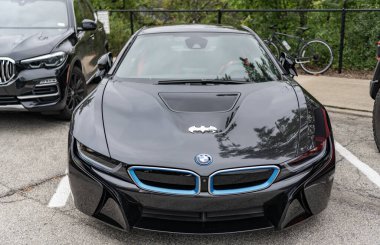 Chicago, Illinois - 29 Eylül 2024: BMW i8 Giga dünya siyah rengi. BMW i8 Giga dünyası sokağa park etti..