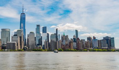 New York City, Manhattan Skyline ile Hudson Nehri üzerinde, New York, ABD NYC, New York. Kentsel Gökdelenler ABD ile New York City Skyline. Aşağı Manhattan ve New York 'taki Bir Dünya Ticaret Merkezi