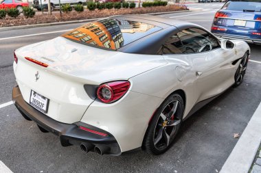 New York, ABD - 15 Mart 2024 Ferrari Portofino M üstü açık lüks araba. Ferrari Portofino M dışarıda park halinde. Ferrari Portofino 'nun spor arabası. Ferrari Portofino üstü açık, nadir bir manzara.