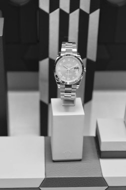 New York, ABD - 5 Ağustos 2023: Rolex tarihi sadece mavi Roma lüks İsviçre saati aksesuarı sergileniyor.