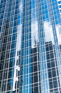 Modern cam arka plan. Cam arka plan. Mimarlık. Ön cephe mimarisi. Bina arka planı. Cam bina penceresi. Mimari detay. Mimarinin arka planı. Yansımalar oynar.