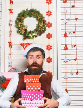 Xmas hediyesi. Noel Baba. Noel ağacı şeklinde. Noel kutlaması. Yeni yıl tatili. Şaşırmış sakallı adam hediyesini ya da hediye kutusunu tutar. - Mutlu yıllar. Noel alışverişi.