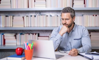 Sınıfta öğretmenin online eğitimi. Öğretmenler günü. Öğretmen çevrimiçi eğitim sunuyor. Online okul eğitimi. Estonya 'da dersteydim. Dijital sınıf. Boşluğu kopyala.