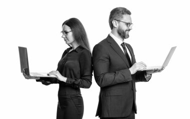 Uzaktan kumandalı. Patron ve çalışanı dizüstü bilgisayar kullanıyor. Beyazlar üzerinde izole iş adamları. Uzaktan kumanda devrede. Meşgul iş arkadaşları. Çevik iş. bir iş kurmak.