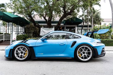 Miami Beach, Florida USA - 9 Haziran 2024: Porsche 911 GT3 Miami plajında. Mavi Porsche 911 GT3
